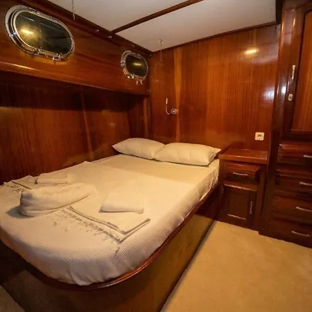 Aden Yachting 船屋 *
