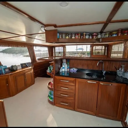 船屋 Aden Yachting